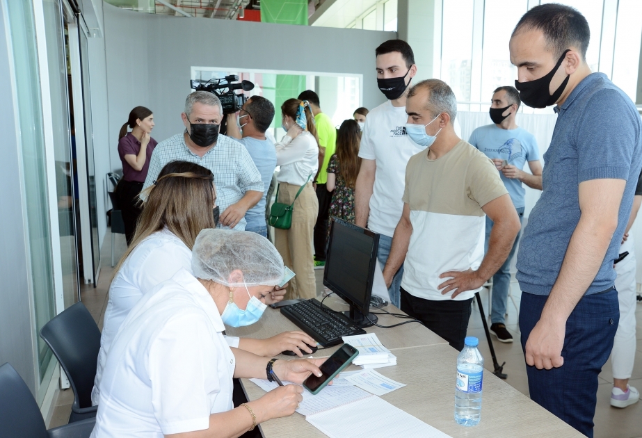 Мобильные бригады TƏBİB проводят вакцинацию в крупных торговых центрах ВИДЕО