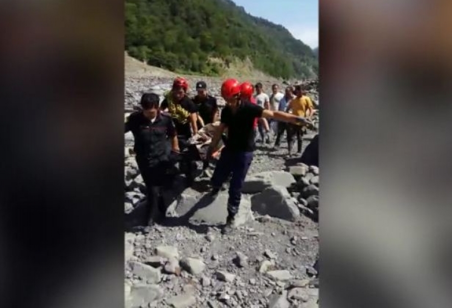 FHN-in xilasediciləri qayalıqdan sürüşərək çaya düşən vətəndaşı təxliyə ediblər VİDEO