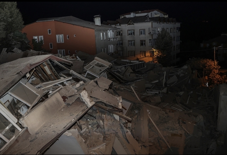 İstanbulda yaşayış binası çöküb