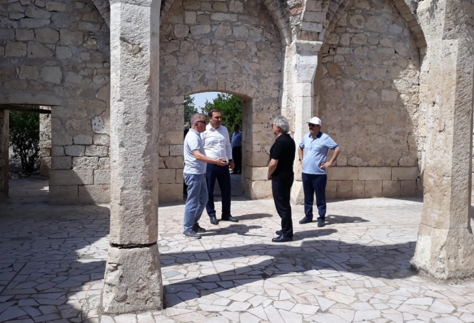 Ağdama səfər edən qonaqlara ermənilərin Qiyaslı məscidində törətdiyi barbarlıqlar barədə məlumat verilib