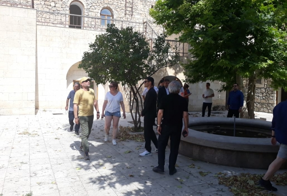 ضيوف من تركيا وروسيا يشهدون البربرية الأرمينية في قلعة شاه بولاق في أغدام المحررة