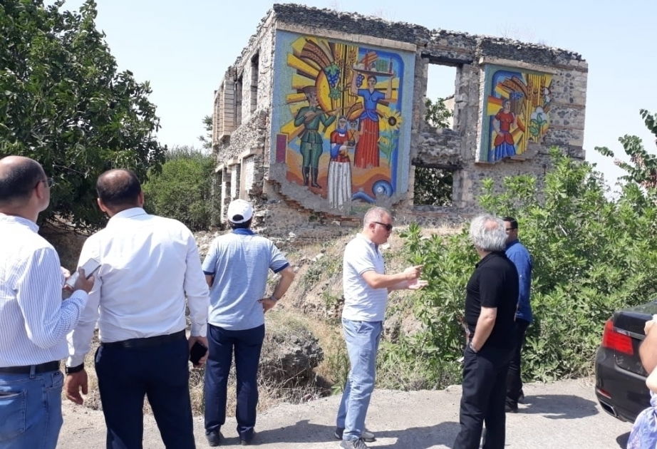 Invitados turcos y rusos se familiarizan con las ruinas del Museo del Pan de Aghdam