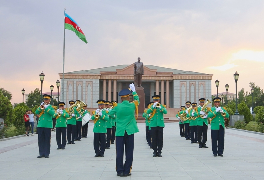 Naxçıvan şəhərində Silahlı Qüvvələr Günü münasibətilə konsert olub