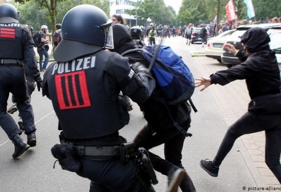 Almaniyada keçirilmiş etiraz aksiyasında polislər jurnalistləri döyüblər