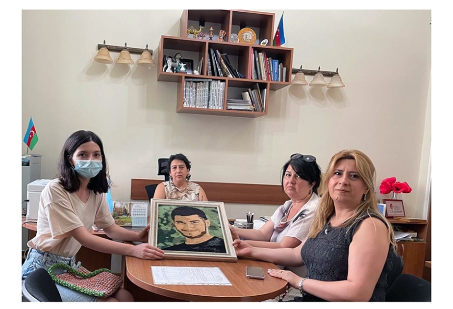 Tarix Muzeyinə üzərində şəhid Samir Kaçayevin təsviri olan qobelen hədiyyə olunub