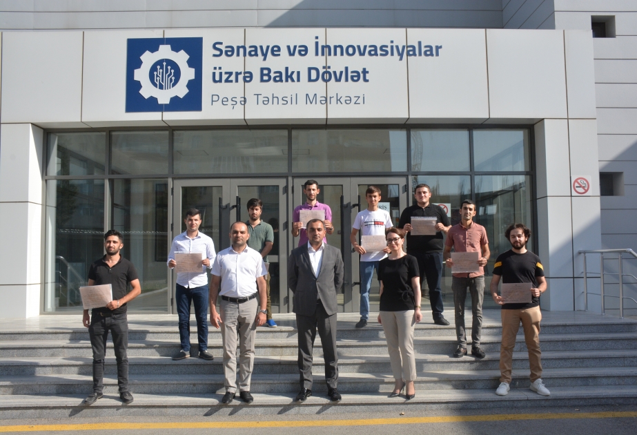 İnformasiya texnologiyaları üzrə təlimdə tələbələr zəruri bilik və bacarıqlara yiyələniblər