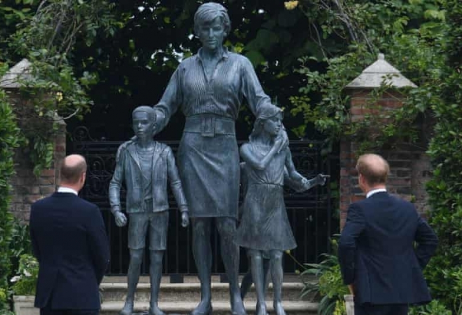 Guillermo y Enrique desvelan juntos una estatua en honor a Diana de Gales