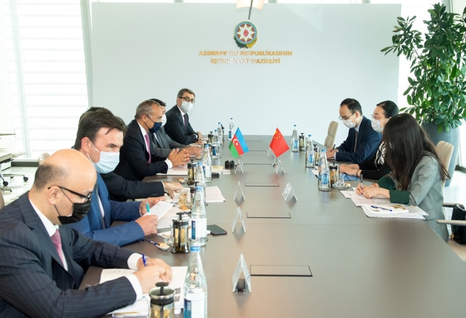 Se invita a las empresas chinas a invertir en parques industriales en Azerbaiyán