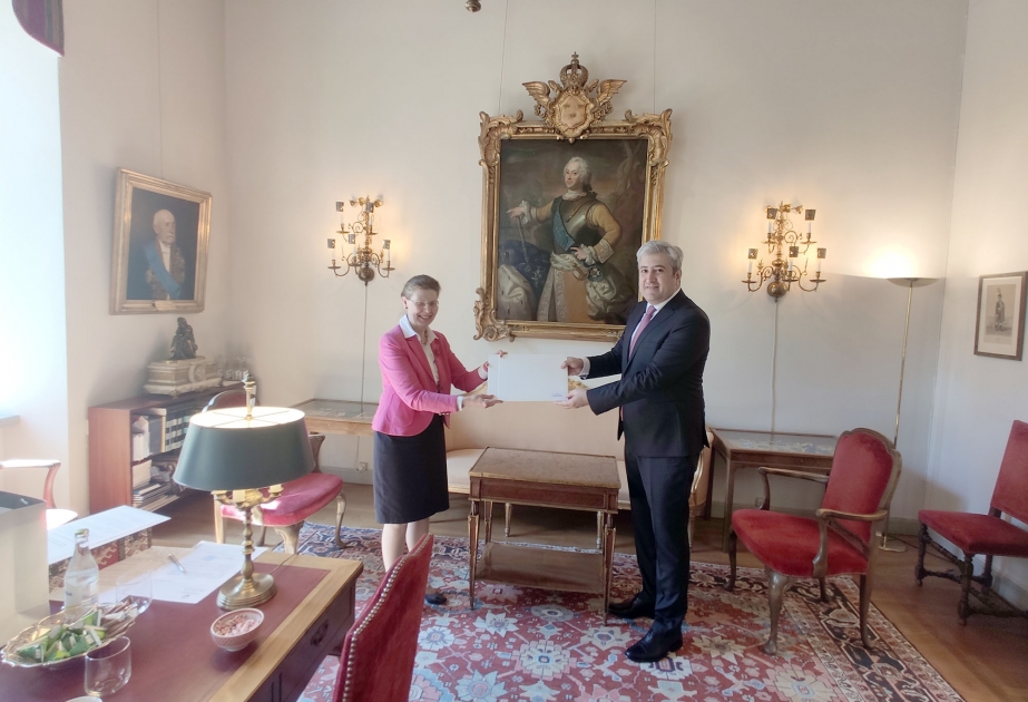 Azərbaycan səfiri etimadnaməsinin surətini İsveç Xarici İşlər Nazirliyinin departament rəhbərinə təqdim edib
