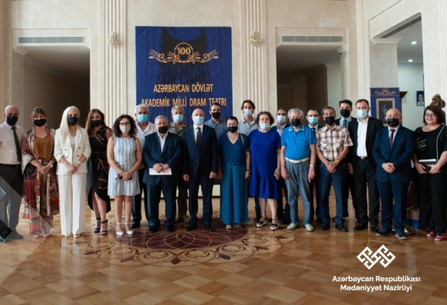 Mədəniyyət naziri Milli Dram Teatrının yaradıcı heyəti ilə görüşüb