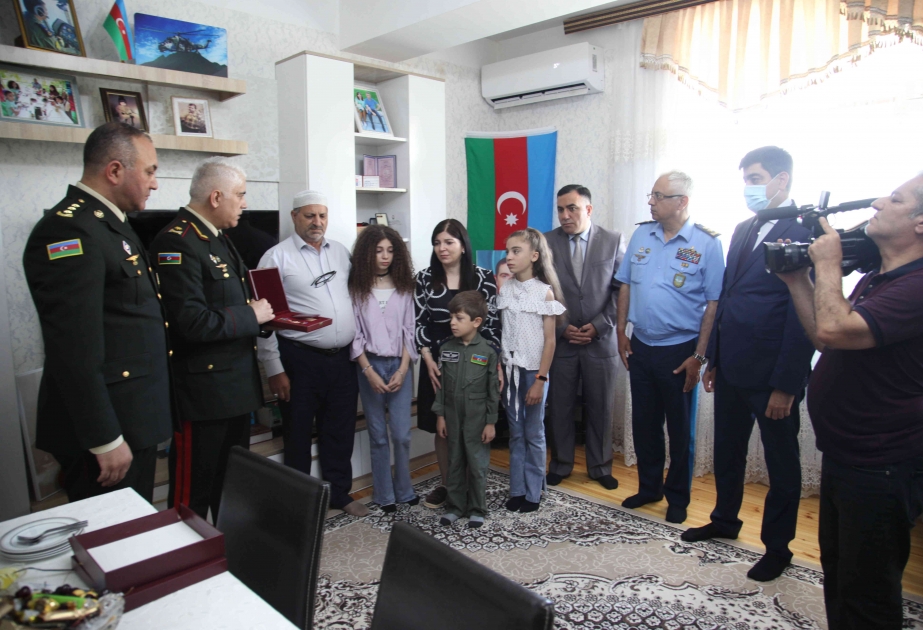 Xəzər rayonunda şəhid hərbi qulluqçuların təltif olunduğu medallar ailələrinə təqdim edilib