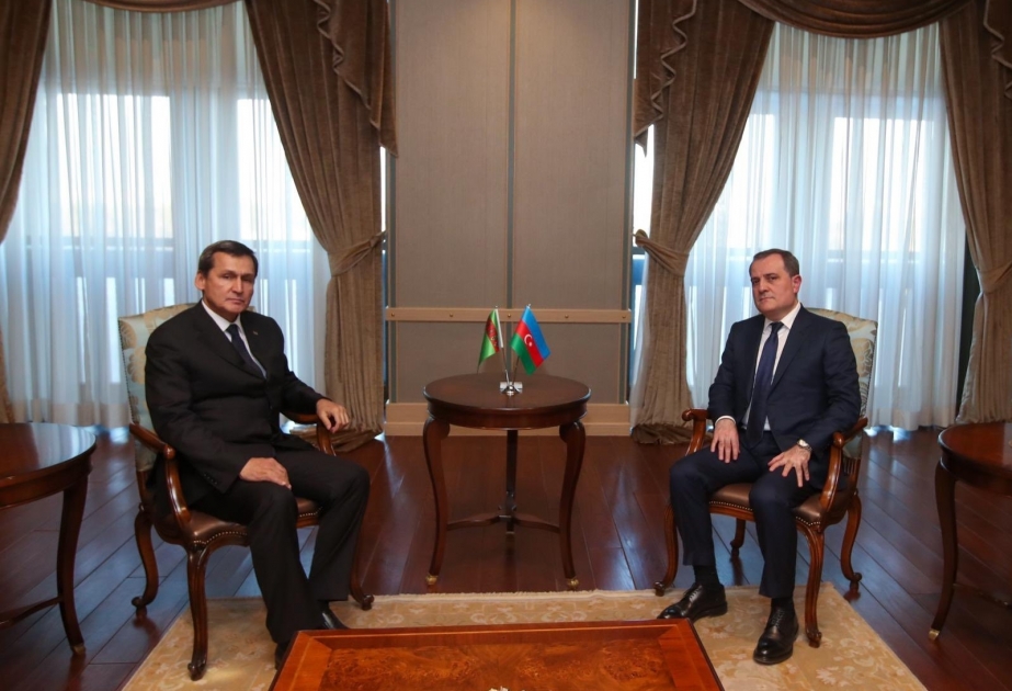 Azerbaijani, Turkmen FMs talk over phone