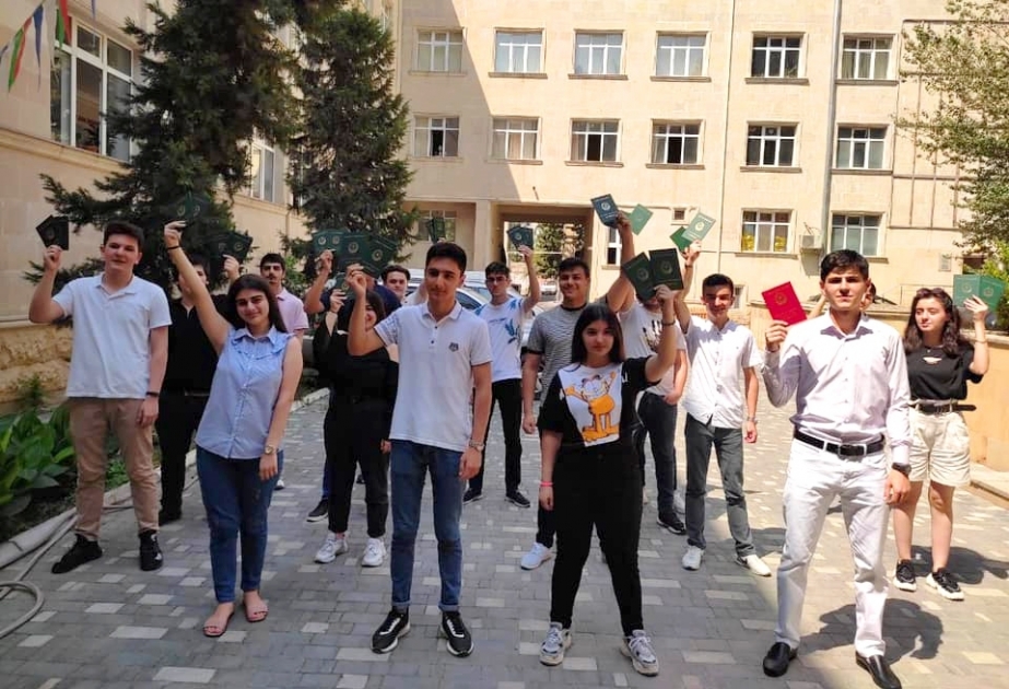 Paytaxt məktəblərində məzunlara attestatlar verilir
