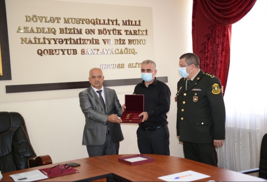 “Qarabağ” ordeni şəhid Elvin Səfərovun ailəsinə təqdim olunub