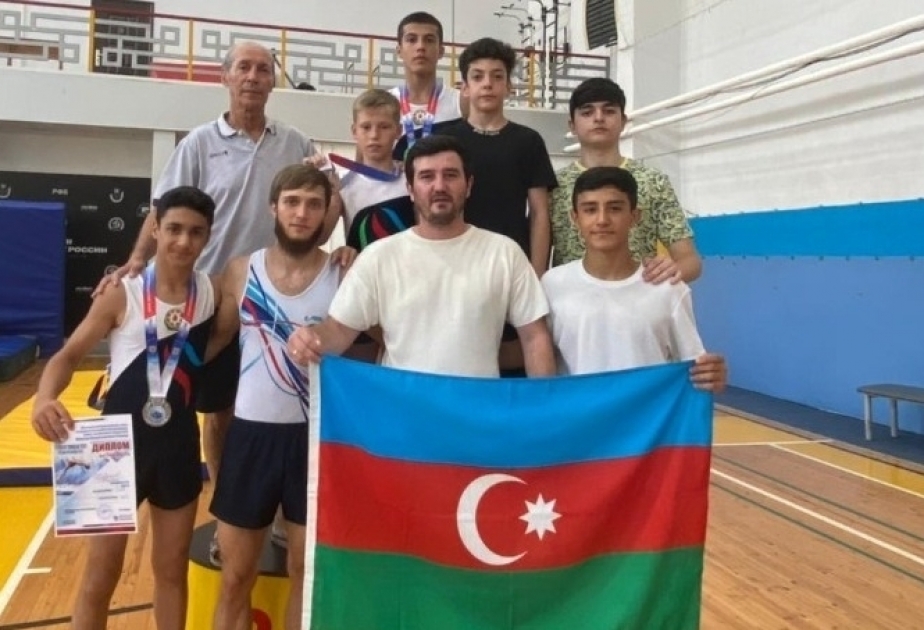 Gimnastas azerbaiyanos se premian en un torneo de saltos acrobáticos en Rusia
