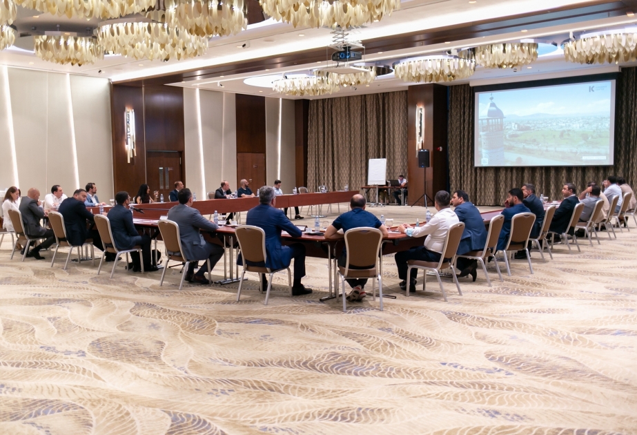 Los miembros de la red del "Foreign MBA Club" son informados sobre los trabajos de restauración y reconstrucción en Karabaj