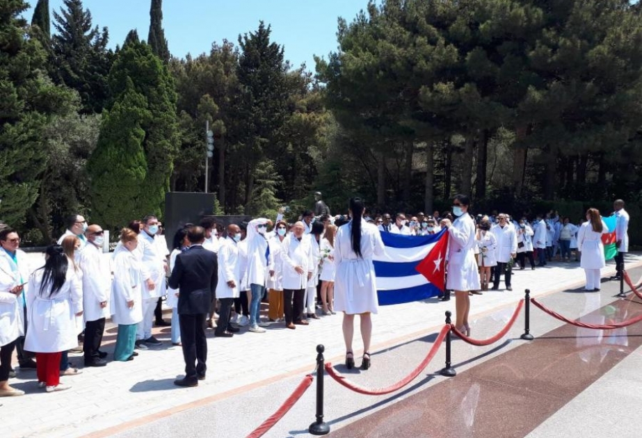 Brigada médica cubana en Azerbaiyán rinde homenaje a Heydar Aliyev