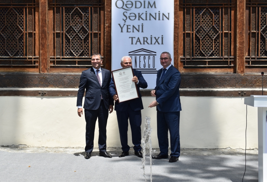 Şəki Xan Sarayının UNESCO-nun Ümumdünya İrs Siyahısına daxil olunması ilə bağlı sertifikat təqdim edilib VİDEO