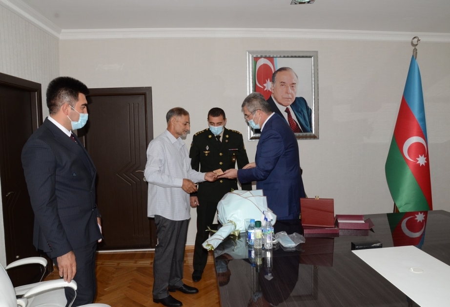 Vətən Müharibəsi Qəhrəmanı kapitan Abdullayev Rəşad Arif oğlunun medalı ailəsinə təqdim edilib