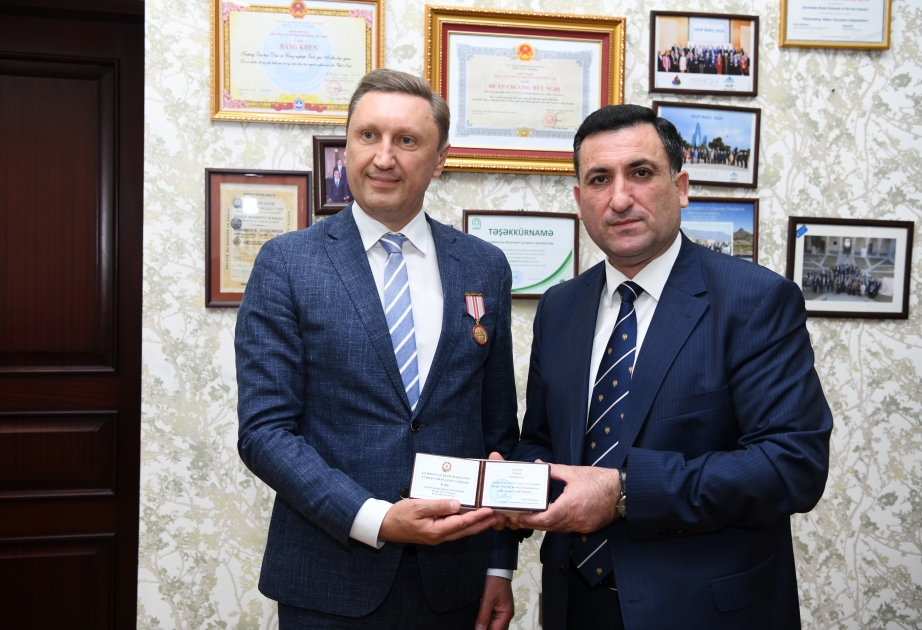 Ukraynalı rektor ADNSU-nun 100 illik yubiley medalı ilə təltif edilib