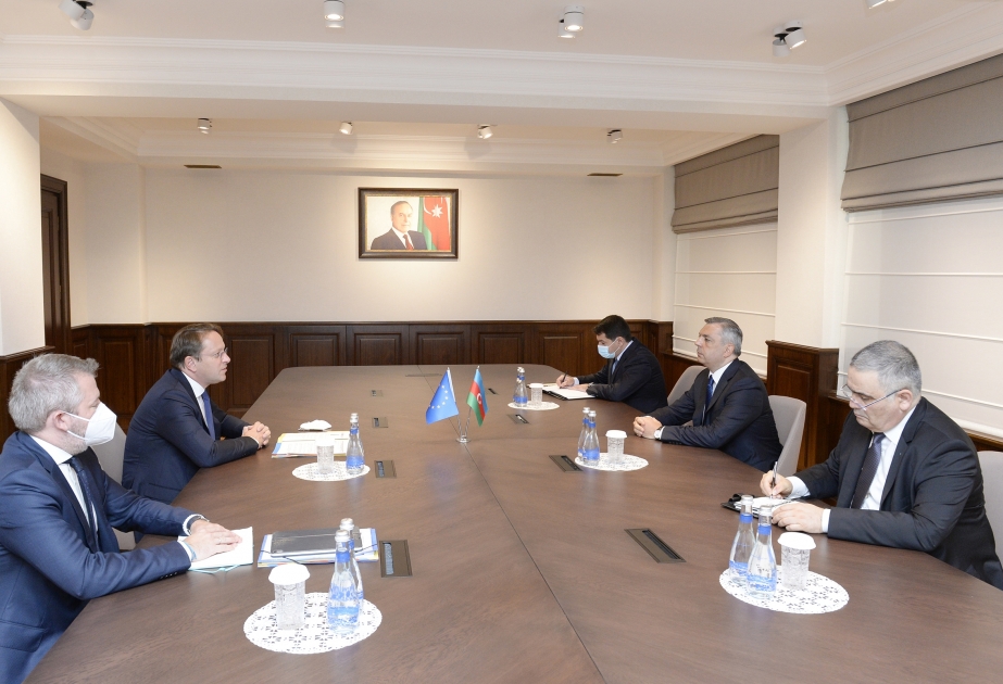 Prezident Administrasiyasının rəhbəri Avropa İttifaqının Qonşuluq və Genişlənmə üzrə Komissarı ilə görüşüb