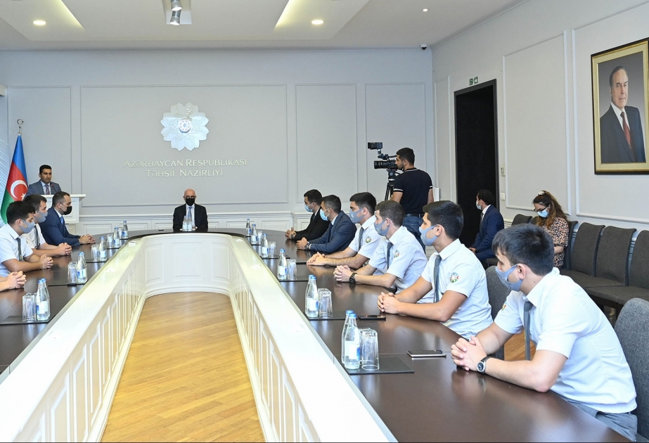 “Məktəblinin dostu” layihəsinin Vətən müharibəsində iştirak etmiş 9 əməkdaşına hədiyyələr təqdim olunub