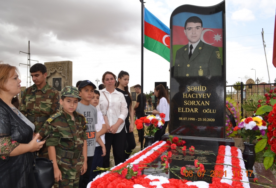 Qobustanda şəhidin doğum günü məzarı yanında qeyd olunub
