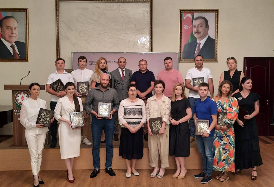 Vətən müharibəsində Azərbaycanın haqlı mübarizəsini işıqlandıran ukraynalı jurnalistlər mükafatlandırılıb VİDEO