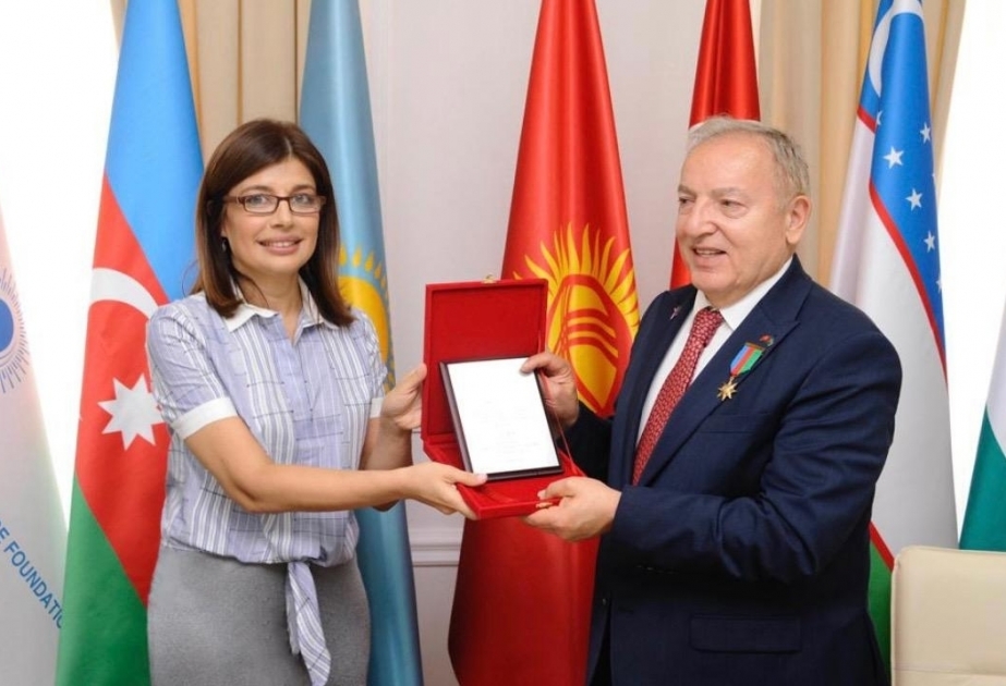 Президент Международного фонда тюркской культуры и наследия вручила плакету бывшему послу Турции в Азербайджане
