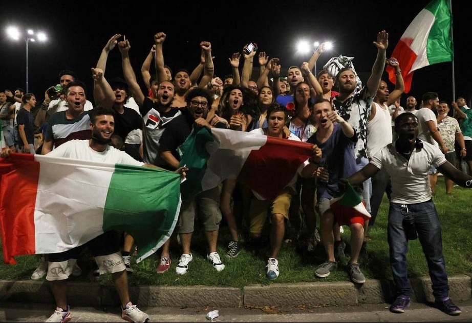 Италия в едином порыве празднует победу сборной в финале чемпионата Европы по футболу