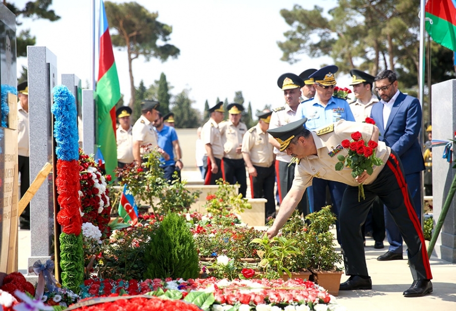 Müdafiə Nazirliyinin rəhbərliyi İkinci Şəhidlər xiyabanını ziyarət edib