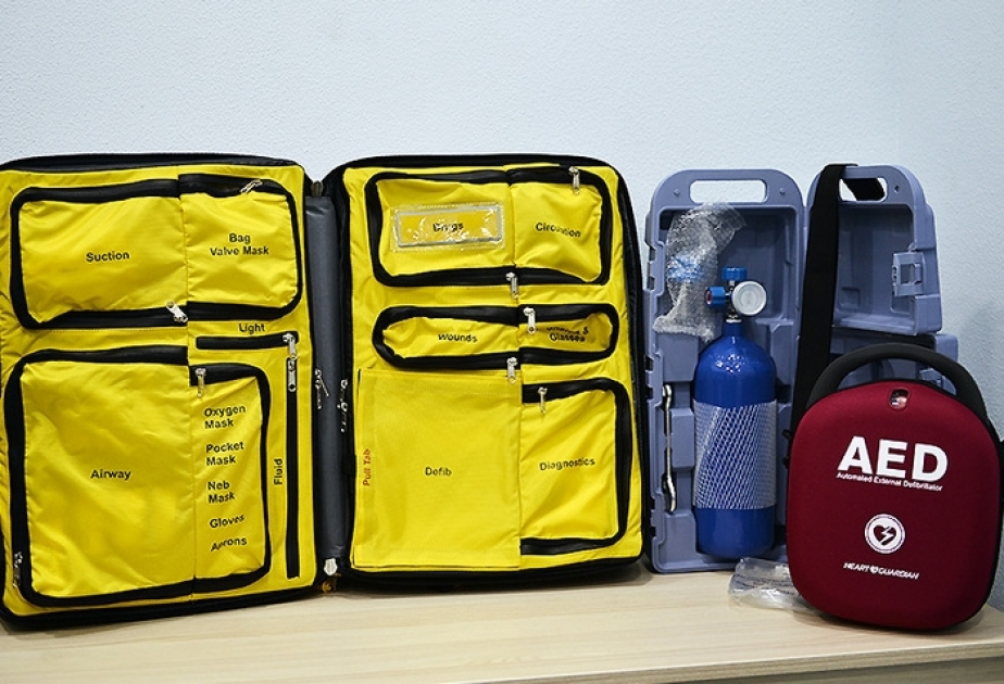 AFFA dörd kluba defibrilyator cihazı verib