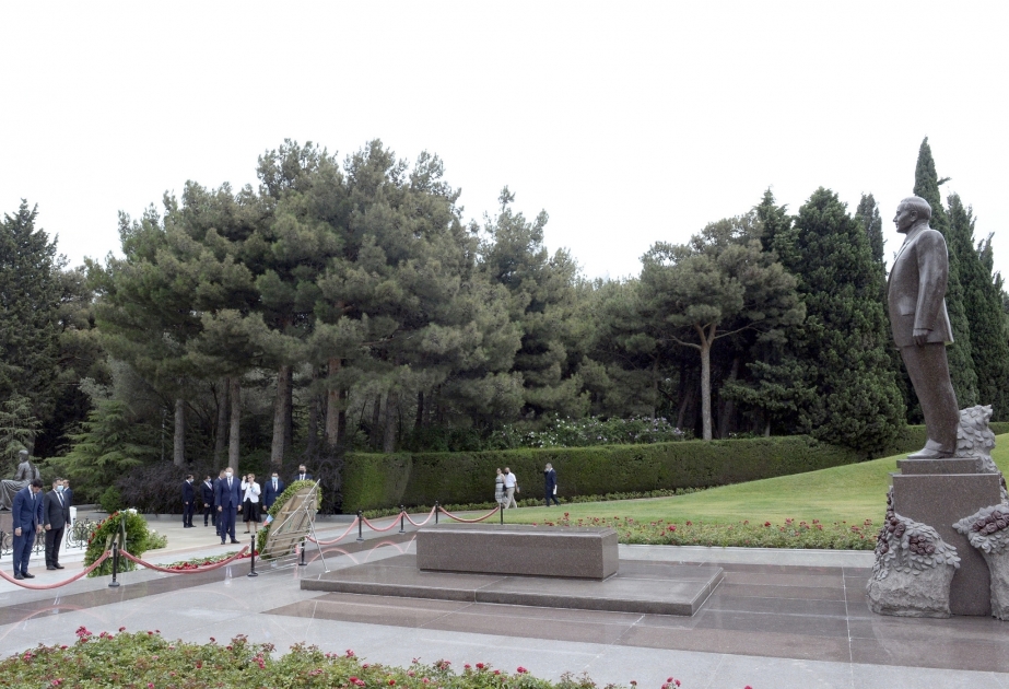 Tbilisi Mayor pays respect to national leader Heydar Aliyev and Azerbaijani heroes