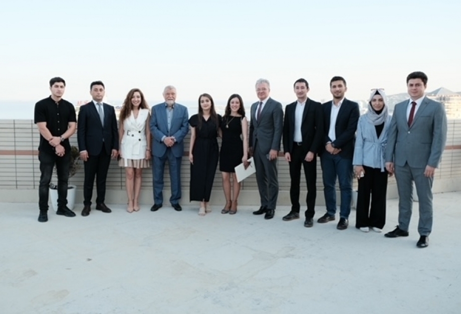 Ehemaliger kroatischer Präsident besucht Internationales Nizami Ganjavi Zentrum