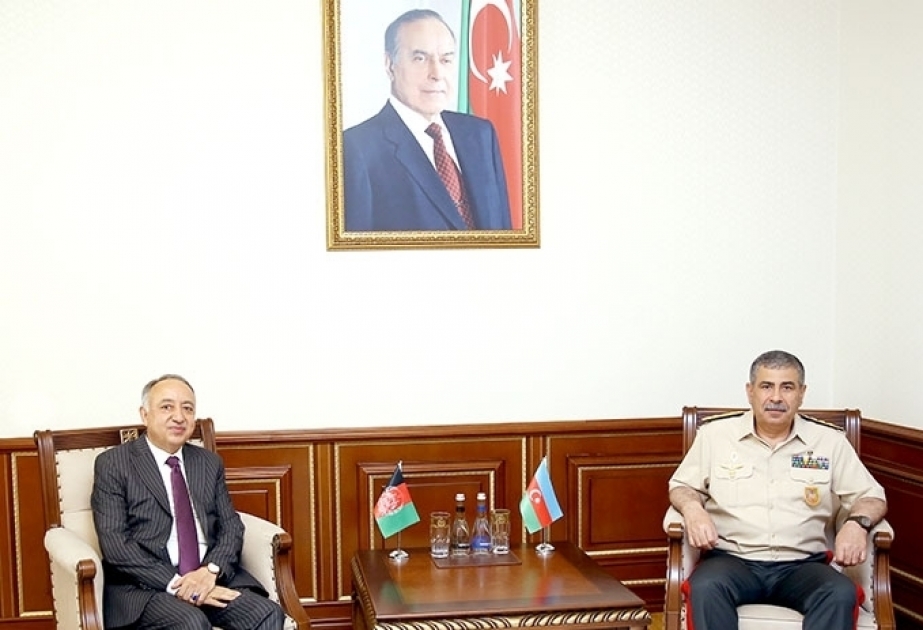 Ministro de Defensa de Azerbaiyán se reúne con el recién nombrado embajador afgano