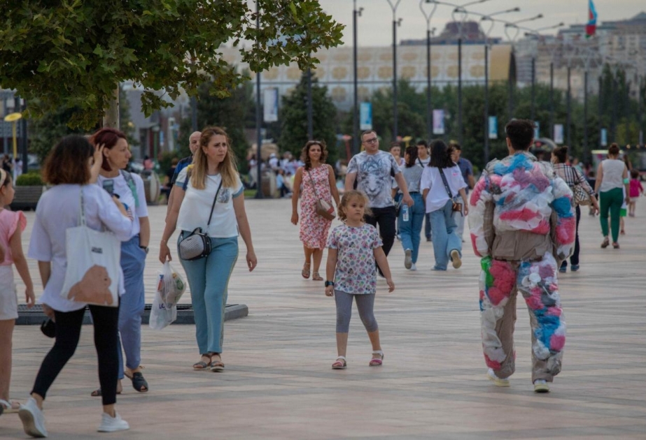 Dövlət Bayrağı Meydanında “Plastik adam” adlı sosial aksiya keçirilib