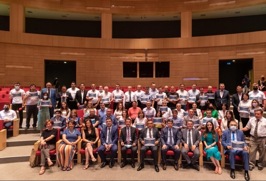 “Mediada islahatlara doğru” mövzusunda seminarın iştirakçılarına sertifikatlar təqdim olunub