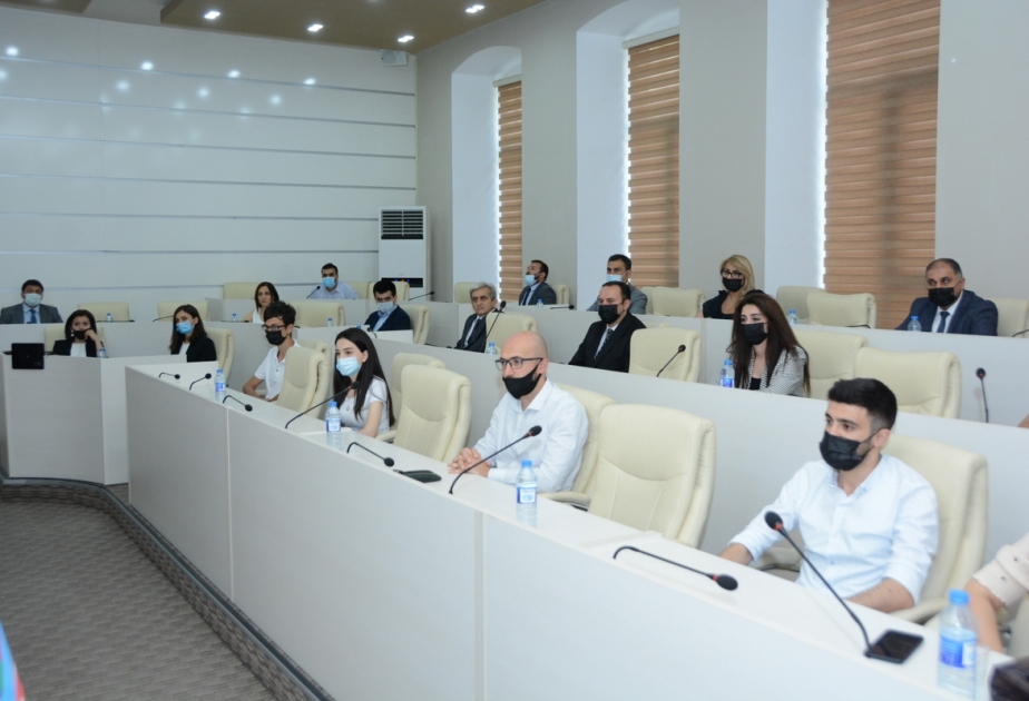 UNEC-də korporativ təhsil üzrə ilk məzunlara sertifikatlar verilib