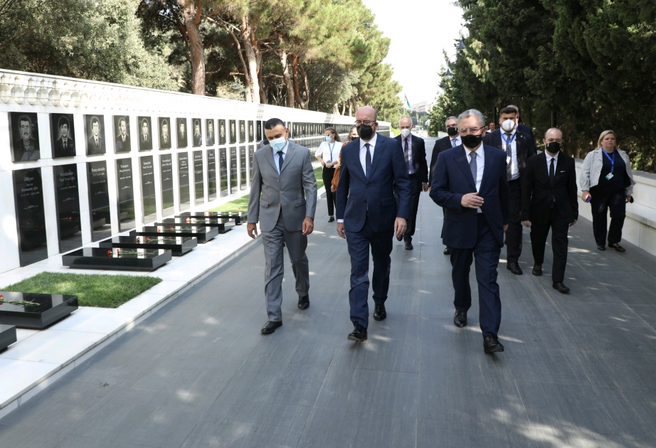 Avropa İttifaqı Şurasının Prezidenti Şarl Mişel Şəhidlər xiyabanını ziyarət edib