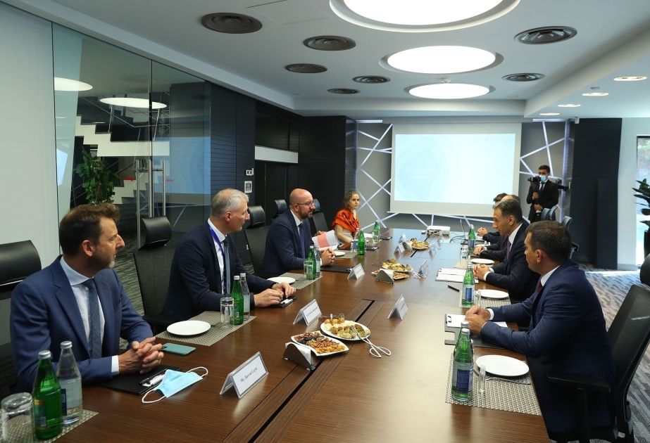 Charles Michel besucht Bodenkontrollzentrum von Azercosmos