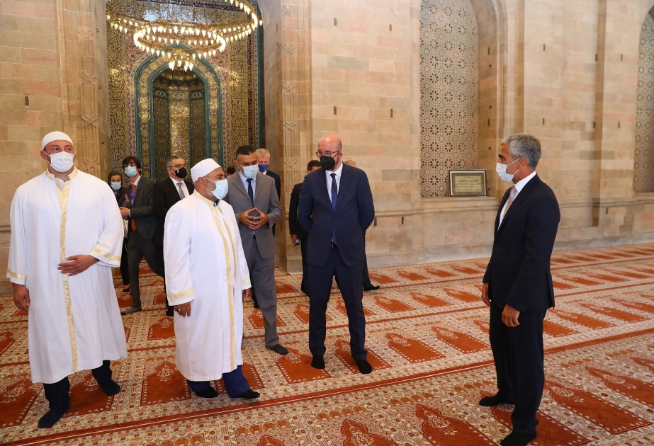 El Presidente del Consejo Europeo visitó la mezquita de Shamakhi Juma