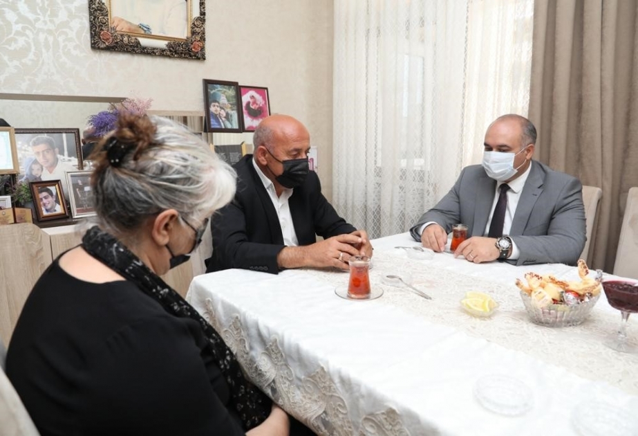 Dövlət Sosial Müdafiə Fondunun İdarə Heyətinin sədri şəhid ailəsi ilə görüşüb