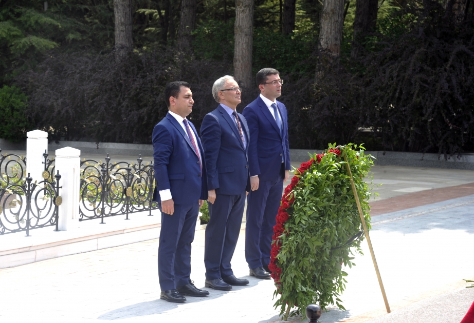 Azərbaycan mətbuatının nümayəndələri Fəxri xiyabanda ulu öndər Heydər Əliyevin məzarını ziyarət ediblər