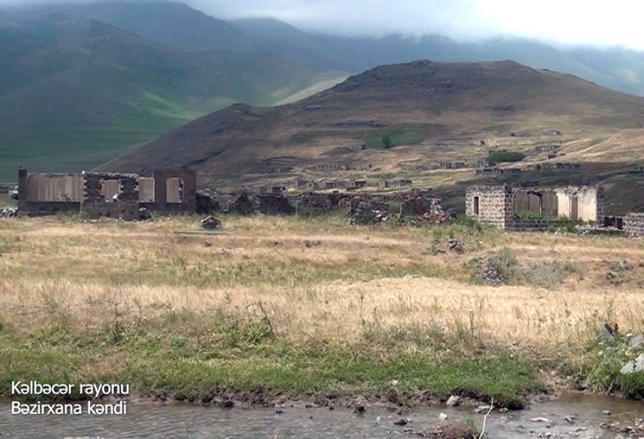Verteidigungsministerium veröffentlicht Videoaufnahmen aus dem befreiten Dorf Bäzirchana im Rayon Kelbadschar VIDEO