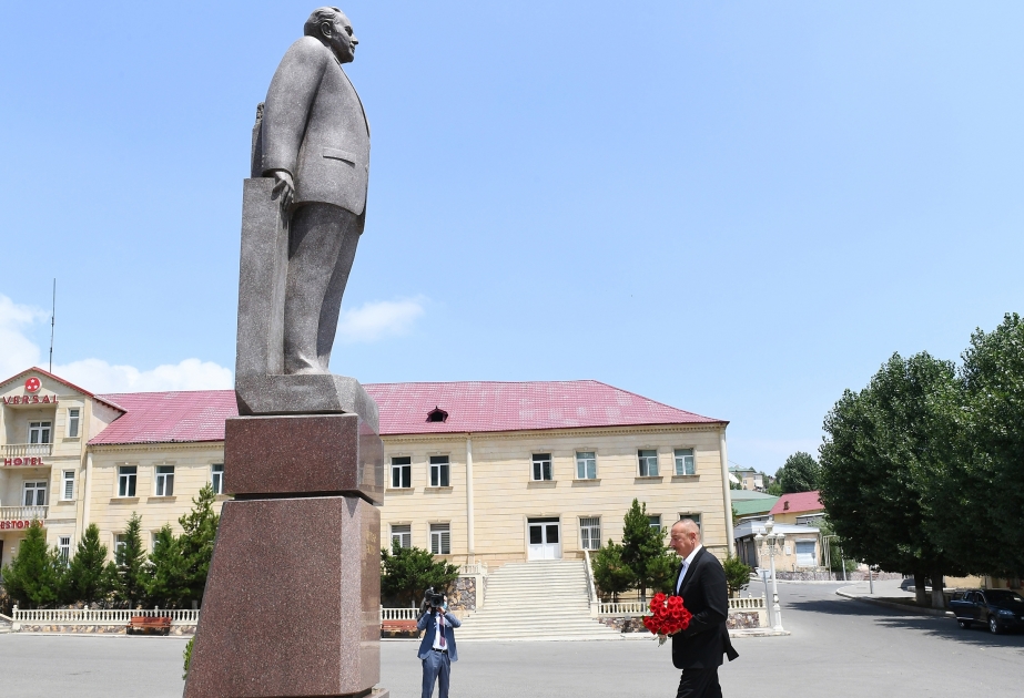 Президент Ильхам Алиев прибыл в Дашкесанский район  Посещение памятника великому лидеру Гейдару Алиеву ВИДЕО