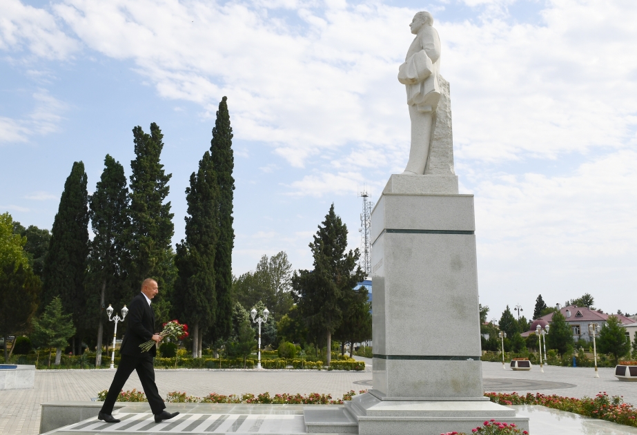 Le président Ilham Aliyev dépose des fleurs devant le monument d’Heydar Aliyev à Goranboy VIDEO