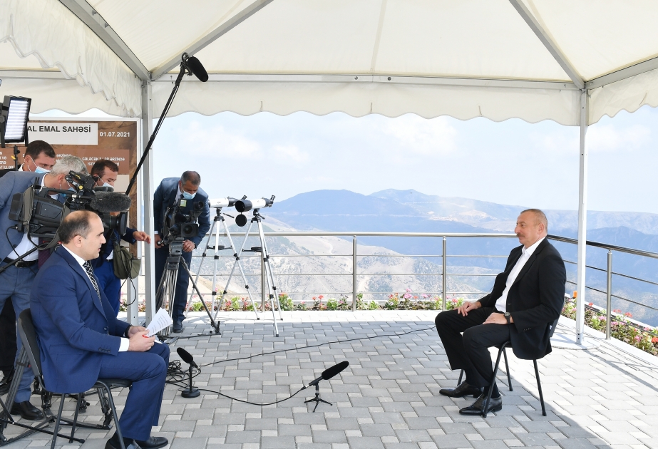Le président Ilham Aliyev prend connaissance d’une unité de traitement régionale de la Société AzerGold à Dachkessen  Le président de la République accorde une interview à la chaîne AzTV VIDEO