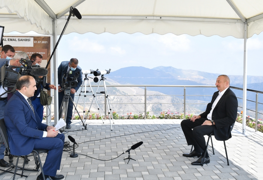 Ilham Aliyev visita el Complejo de Procesamiento Regional Integrado de "Chovdar" de AzerGold en Dashkesen  El Jefe de Estado concede una entrevista a la televisión de Azerbaiyán