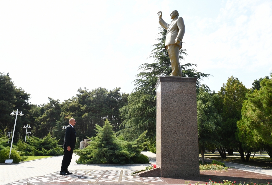President Ilham Aliyev visited statue of national leader Heydar Aliyev in Naftalan VIDEO