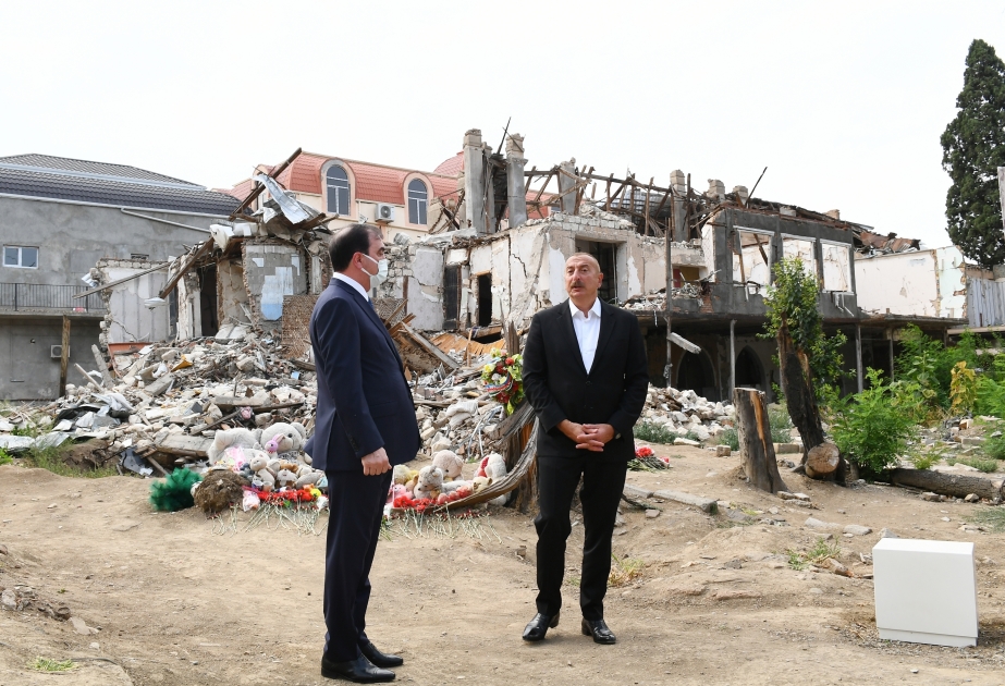 El presidente Ilham Aliyev vio las escenas del crimen causadas por los ataques de misiles de Armenia en Ganja